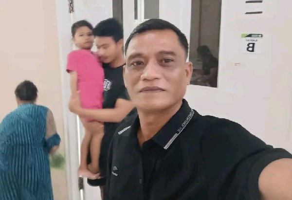 Zainuddin, Tokoh Masyarakat Batupanga Daala, Minta Polres Polman Tidak Lalai Tangani Maraknya Kriminalitas Polman, 29 September 2025 — Tokoh masyarakat Batupanga Daala, Zainuddin, menyampaikan keprihatinannya atas meningkatnya tindak kriminal yang terjadi belakangan ini di wilayah Kabupaten Polewali Mandar (Polman), Sulawesi Barat. Ia meminta pihak Kepolisian Resor (Polres) Polman untuk lebih sigap dan tidak lalai dalam menanggapi persoalan tersebut. Dalam pernyataannya kepada awak media, Zainuddin mengungkapkan bahwa masyarakat saat ini mulai merasa resah dengan seringnya terjadi kasus pencurian, perkelahian antar-remaja, hingga tindak kekerasan lainnya yang kian marak, khususnya di daerah pelosok. > “Kami sangat berharap Polres Polman bisa meningkatkan patroli dan penindakan terhadap pelaku kejahatan. Jangan sampai ketidakhadiran penegak hukum dimaknai sebagai pembiaran,” tegas Zainuddin. Menurutnya, selain meresahkan, kondisi tersebut juga dikhawatirkan dapat mengganggu stabilitas sosial dan keamanan di tengah masyarakat. Peningkatan Pengawasan Diharapkan Zainuddin juga mengimbau agar aparat kepolisian lebih aktif melakukan pendekatan kepada masyarakat, termasuk tokoh pemuda dan tokoh agama, guna menciptakan sinergi dalam menjaga keamanan lingkungan. > “Masyarakat siap membantu aparat, asal ada komunikasi yang baik dan tindakan nyata di lapangan,” tambahnya. Hingga berita ini diterbitkan, pihak Polres Polman belum memberikan tanggapan resmi atas permintaan tersebut. Namun, masyarakat berharap adanya langkah konkret dari kepolisian guna menekan angka kriminalitas yang semakin meresahkan.